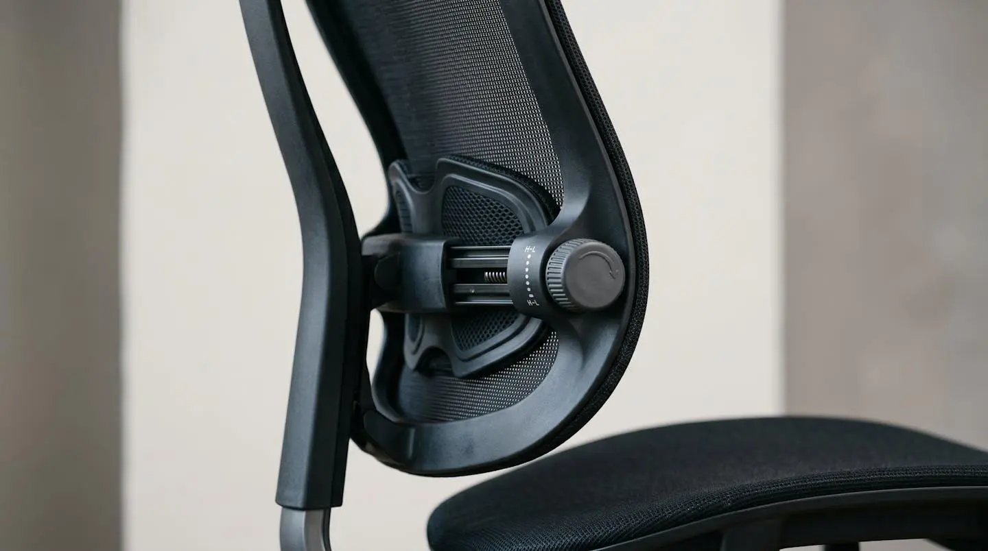 Détail du mécanisme de réglage lombaire d'une chaise ergonomique de bureau vue de profil